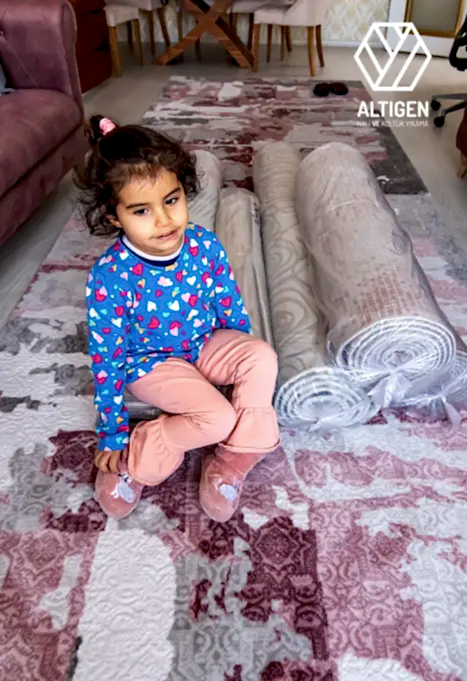 Hızlı halı teslimat hizmetimiz ile halılarınızı en kısa sürede temizleyip size teslim ediyoruz. Profesyonel temizlik ve zamanında teslimat garantisiyle, halılarınızın hijyenini ve temizliğini hızla sağlıyoruz.